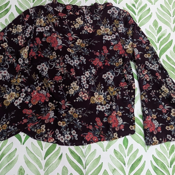 American Eagle Floral Bell Sleeve Lace Up and Ruffles Crop Top - Picture 2 of 4